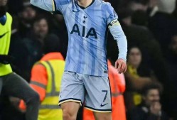 孙兴慜重伤倒地，海港全队围拢祈祷，场面感人的简单介绍-乐动网址